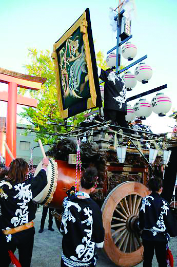 津島秋祭中部有志石採祭車